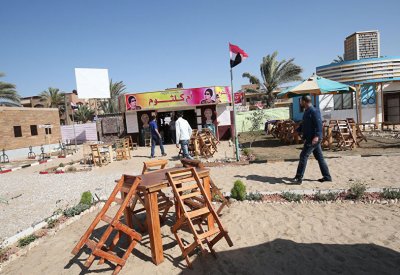 فلسطيني يحول قنابل الغاز الإسرائيلية إلى قطع فنية