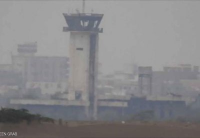 الحوثيون يفرون من مطار الحديدة.. ودخان يتصاعد من داخله