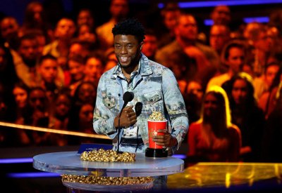بطل فيلم "Black Panther" يمنح جائزته إلى كهربائي لهذا السبب