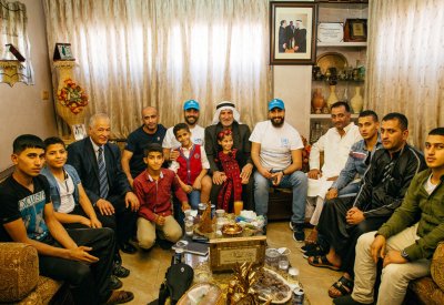 طوني قطان وجراح الحوامدة في زيارة لمخيم الوحدات