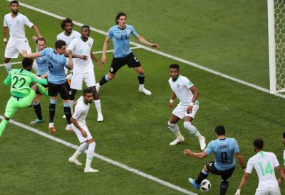 سواريز يستغل خطأ العويس ويقصي السعودية من كأس العالم