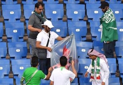 الجمهور السعودي ينظف المدرج