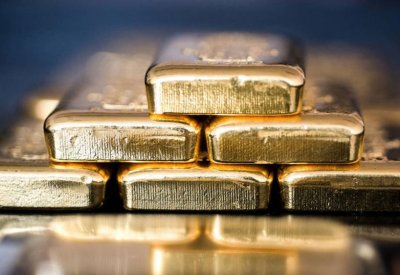الذهب يرتفع مع تراجع الدولار من أعلى مستوى بـ11 شهرا