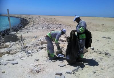 بلدية المحرق تنفذ حملة تنظيف واسعة على ساحل الساية بالبسيتين