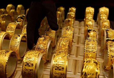 الذهب يهبط مع ارتفاع الدولار