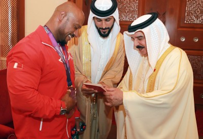 جلالة الملك يسلم البطل سامي الحداد أول جواز رياضي محترف كمهنة رسمية
