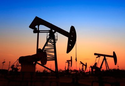 النفط يهبط مع تصاعد الخلافات التجارية