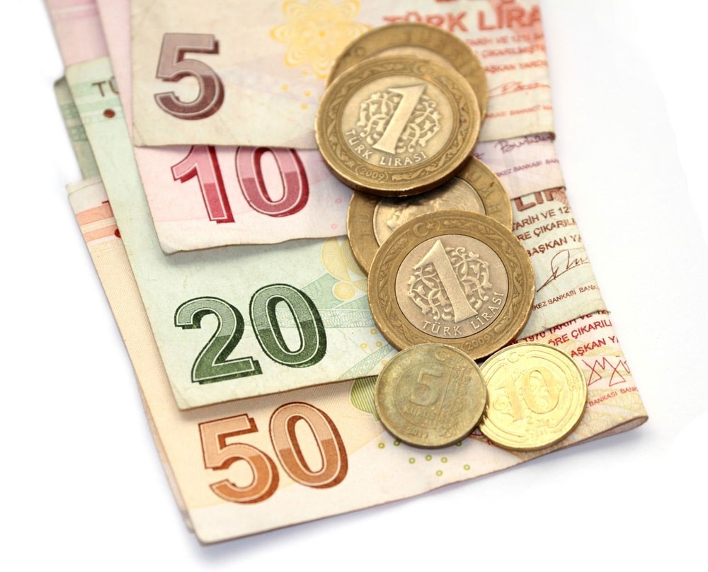 الليرة التركية تهبط أكثر من 2% مقابل الدولار