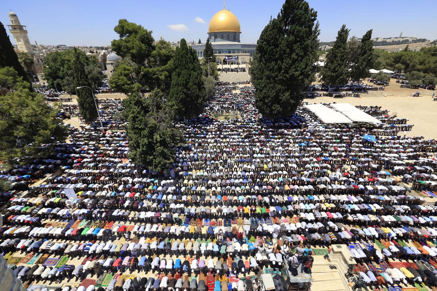 الاف الفلسطينيين يؤدون صلاة الجمعة الثالثة برمضان في المسجد الاقصى