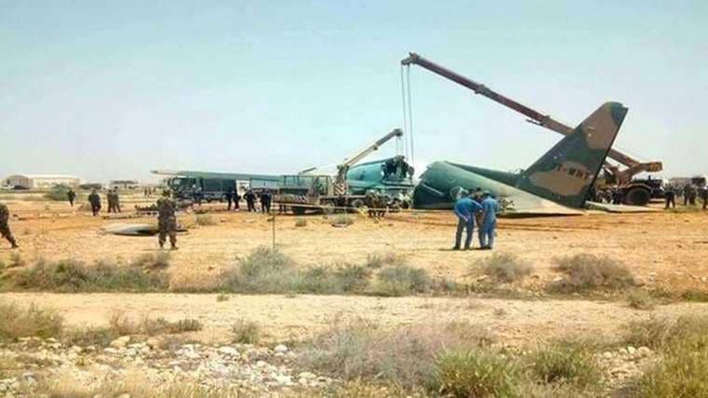 انشطار طائرة نقل عسكرية في الجزائر.. والجيش يحقق