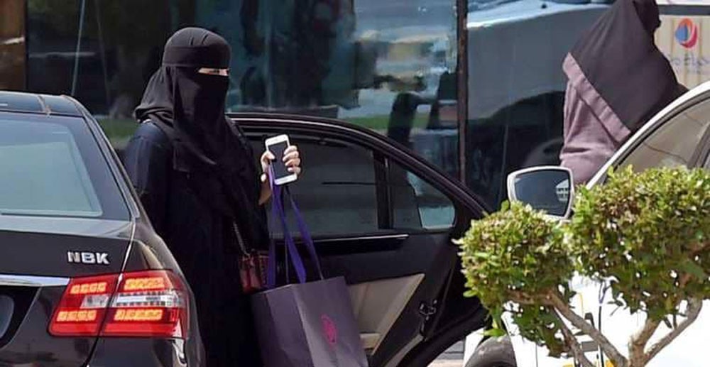 السعودية.. بدء إصدار رخص قيادة للنساء