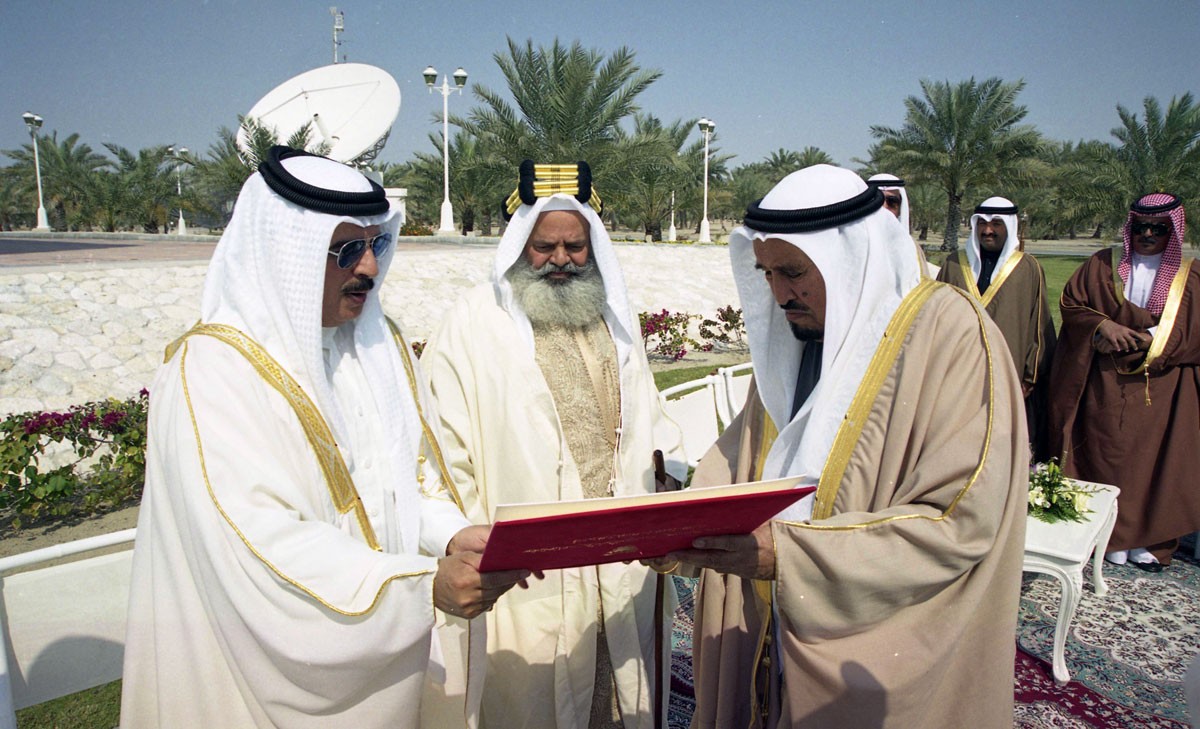 وترجل شيخ الحكمة البحرينية سمو الشيخ عبدالله بن خالد رحمه الله