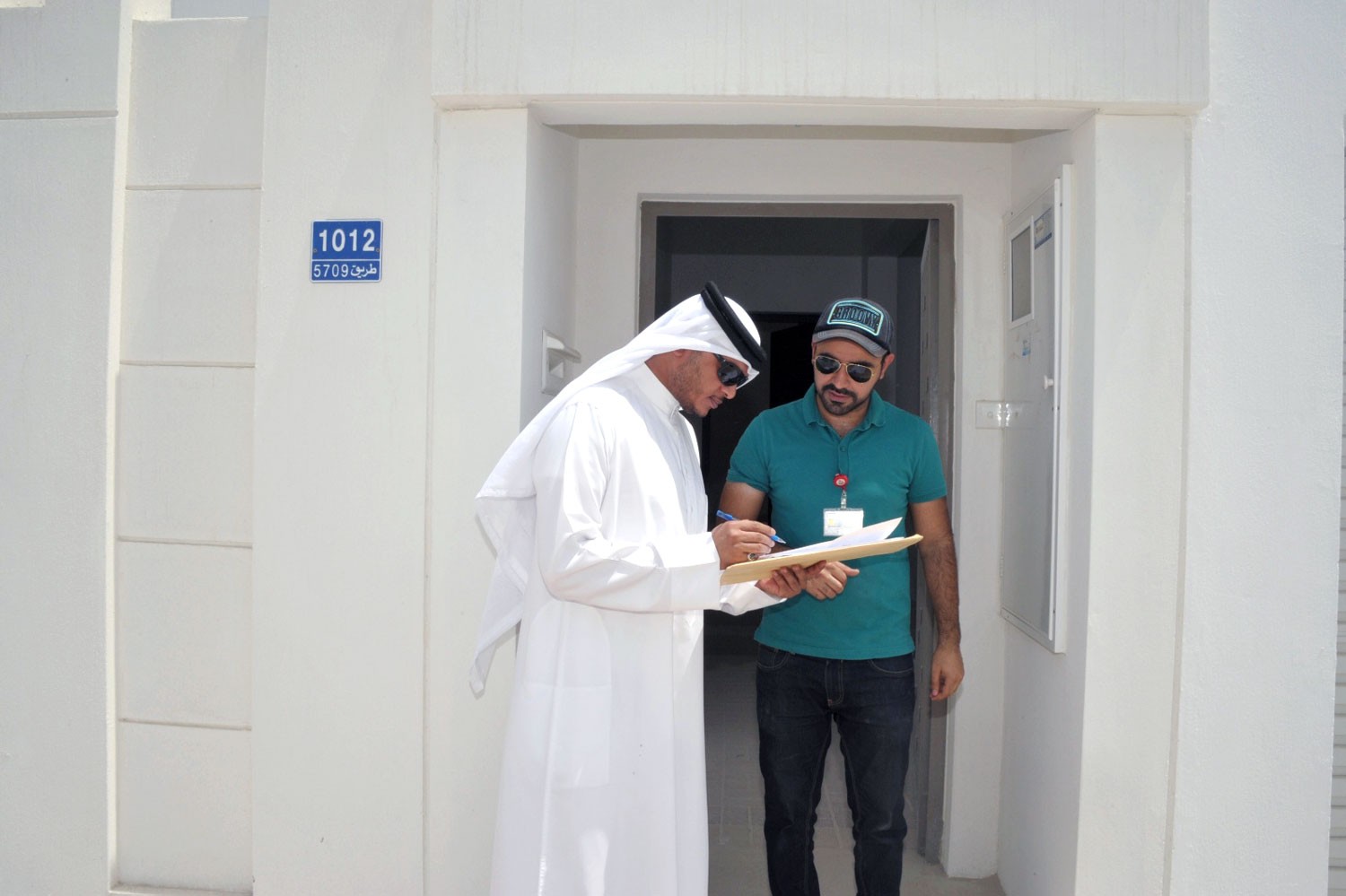 "الإسكان" تسلم مفاتيح الوحدات الجاهزة بمدينة خليفة على المستفيدين