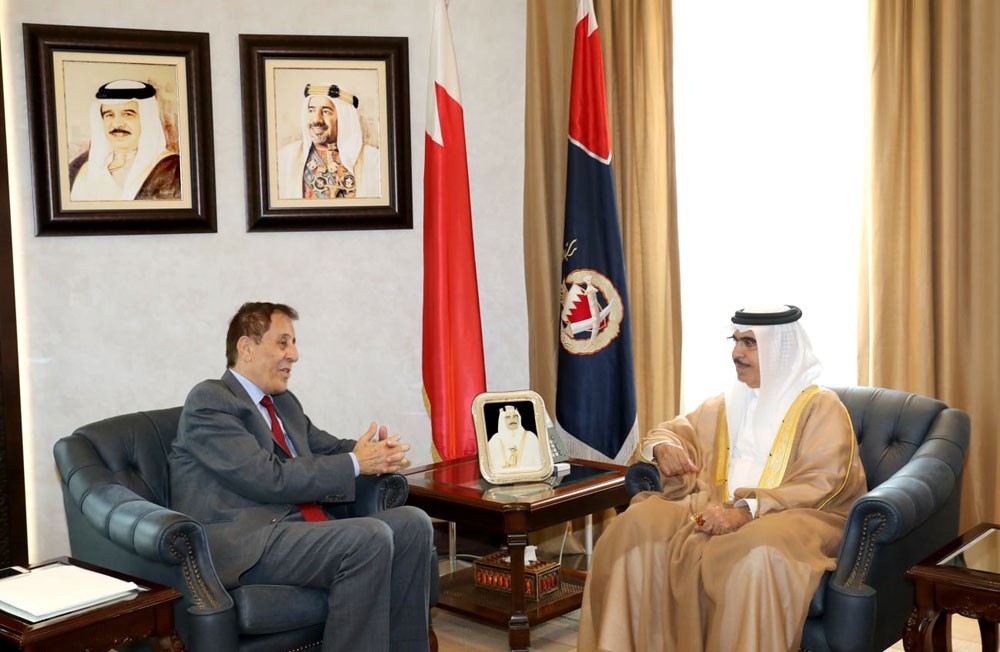وزير الداخلية يشيد بجهود مركز الخليج في مجال الدراسات