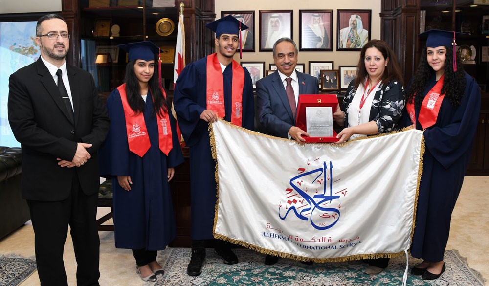 خلف يتسلم درع التكريم من مدرسة الحكمة الدولية لاختياره شخصية العام