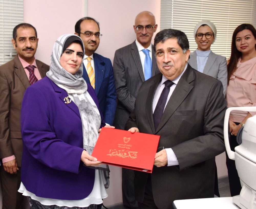 الصحة تتسلم تبرعاً بجهاز لفحص العين من شركة البحرين القابضة