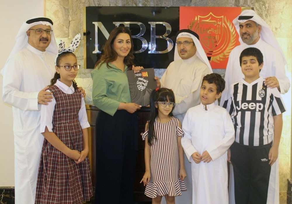 بنك البحرين الوطني يوزع كوبونات على جمعية الصداقة للمكفوفين
