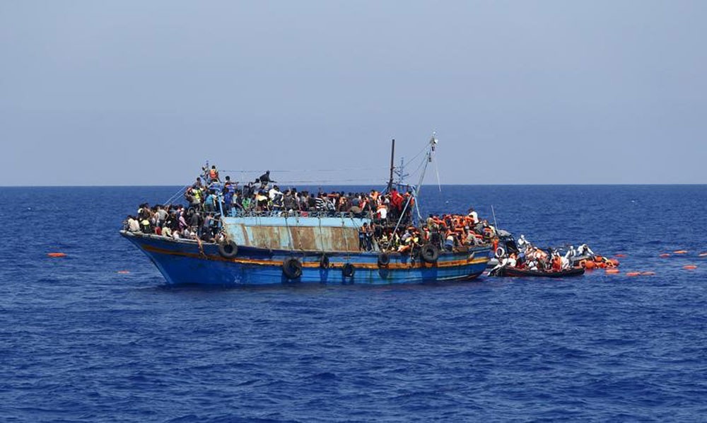 انتشال 12 جثة.. و41 ناجياً من قارب مهاجرين قبالة ليبيا