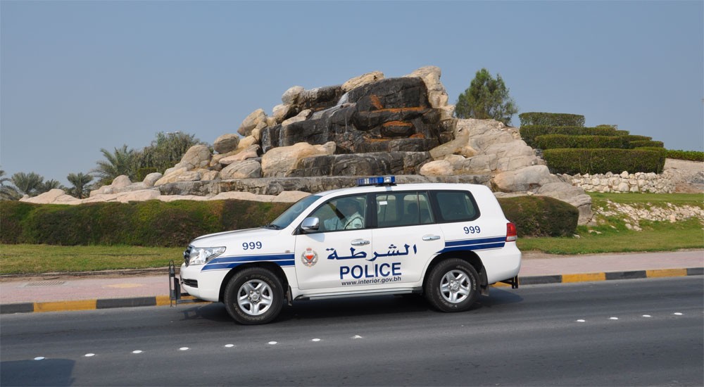 (شرطة المحرق): القبض على مشتبه بسرقته مقتنيات شخصية ومبلغ مالي من إحدى البرادات