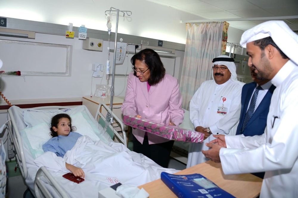 وزيرة الصحة "الصالح" تزور مرضى السلمانية والمسنين 