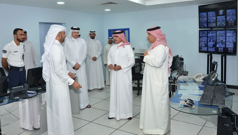 وزير الداخلية يعايد مديريات الشرطة ويشيد بجهودهم في حفظ الأمن