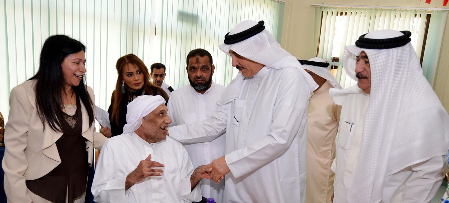 وزير العمل يشارك نزلاء دار بنك البحرين الوطني للمسنين فرحة العيد