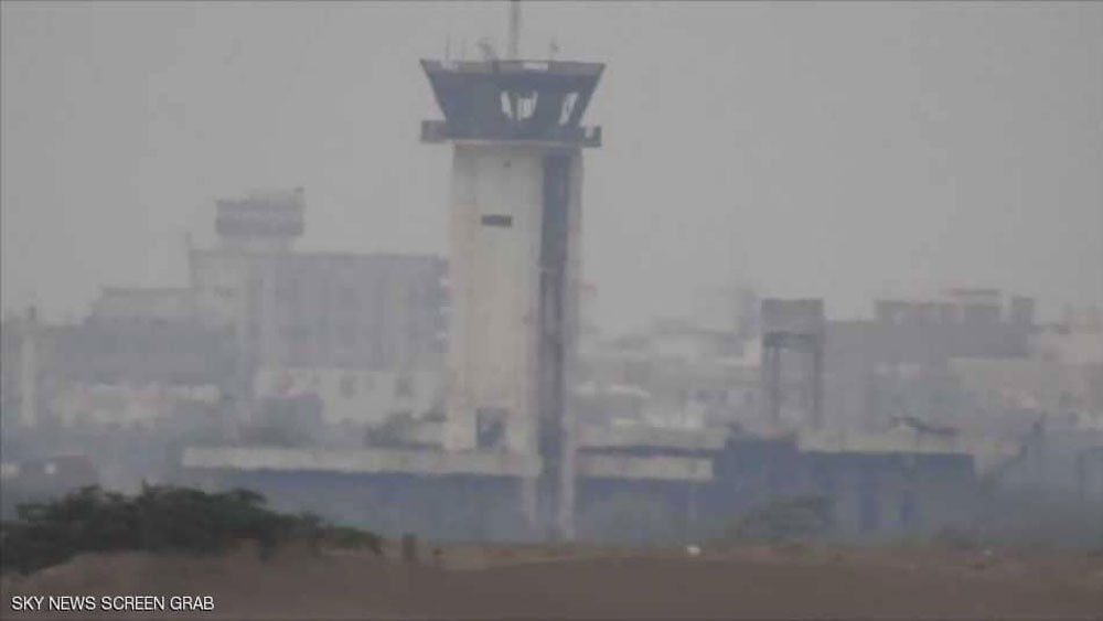 الحوثيون يفرون من مطار الحديدة.. ودخان يتصاعد من داخله