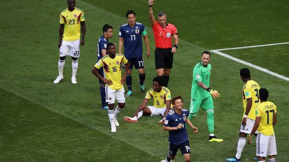 سانشيز يتلقى أول بطاقة حمراء في المونديال