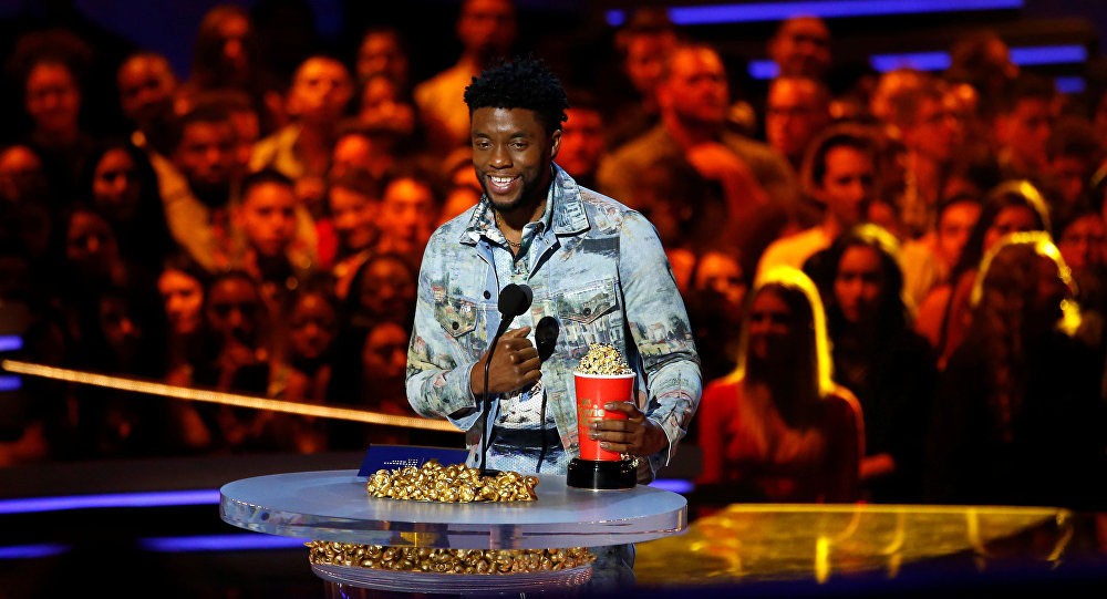 بطل فيلم "Black Panther" يمنح جائزته إلى كهربائي لهذا السبب