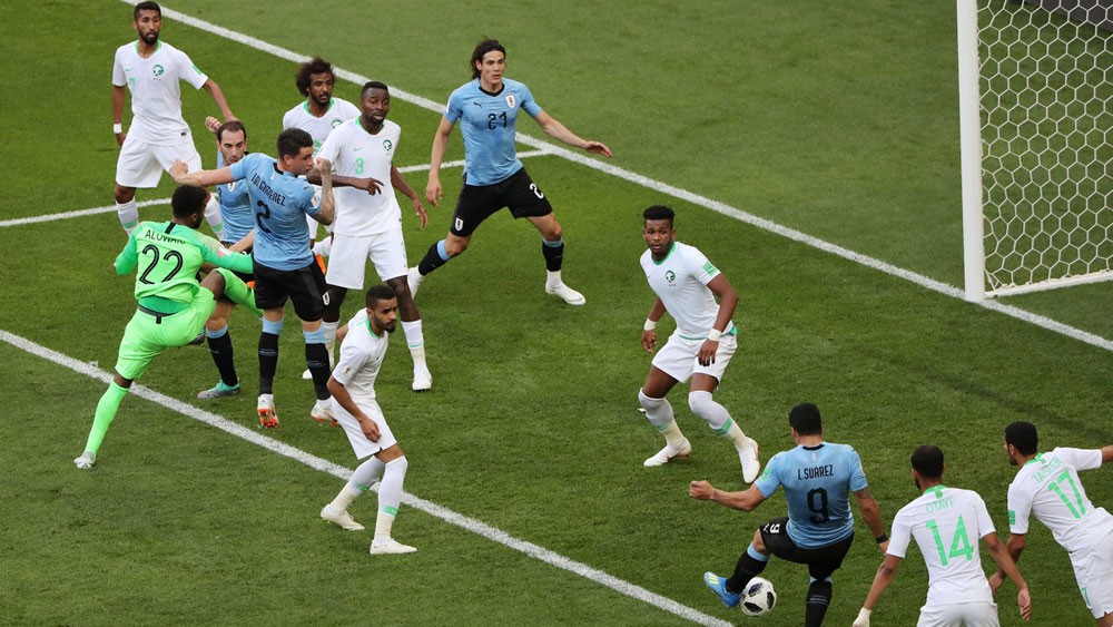 سواريز يستغل خطأ العويس ويقصي السعودية من كأس العالم