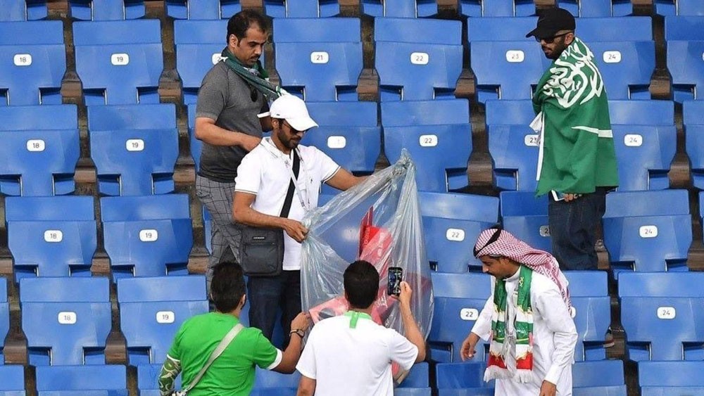 الجمهور السعودي ينظف المدرج