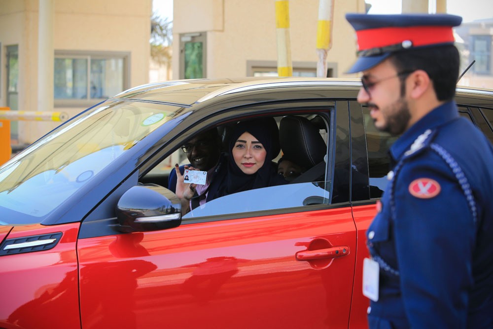 بالصور : سعوديات لأول مرة يعبرن جسر الملك فهد "قائدات"