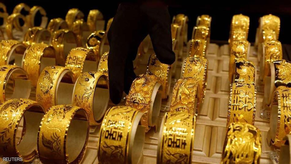 الذهب يهبط مع ارتفاع الدولار
