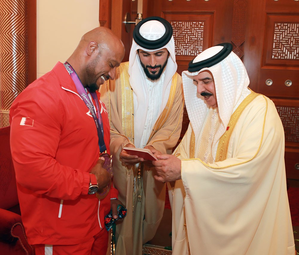جلالة الملك يسلم البطل سامي الحداد أول جواز رياضي محترف كمهنة رسمية