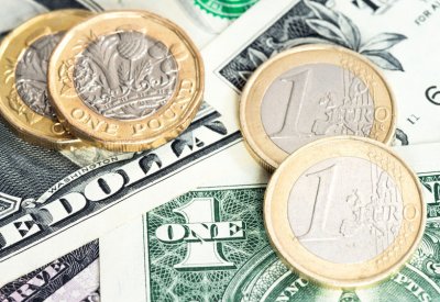 اليورو يتكبد ثالث خسارة شهرية أمام الدولار