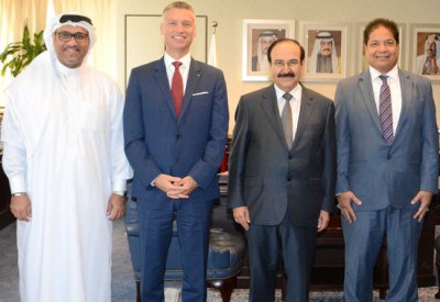 الوزير ميرزا يستقبل مسئولي فندق الريجنسي