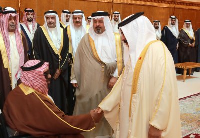 جلالة الملك يستقبل وزير المالية وأبناء وأحفاد الشيخ محمد بن حمد آل خليفة