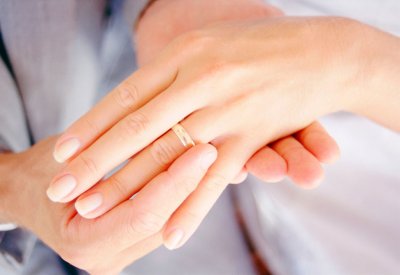 سرق خطيبته لكي يشترى لها سيارة