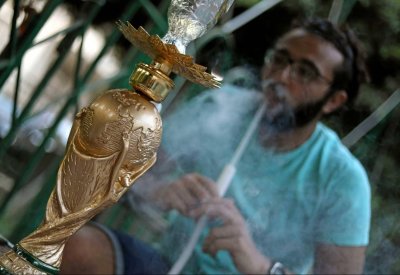 بالصور : شيشة مصرية "بنكهة" المونديال