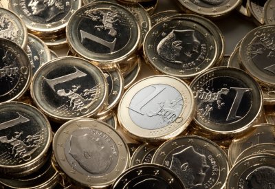 اليورو قرب أعلى مستوى في 3 أسابيع بدعم بيانات ألمانية