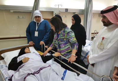 وزيرة الصحة تزور المصابين في السلمانية