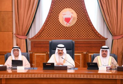 رئيس الوزراء: دراسة المواضيع التي تتعلق بالنشاط التجاري ودفع نماء الأعمال التجارية