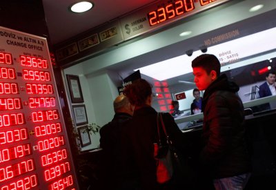 الليرة التركية تلتقط الأنفاس عقب خسائر الإعلان الحكومي