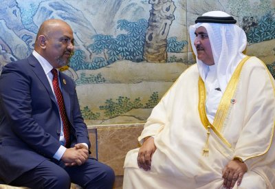 وزير الخارجية يجتمع مع وزير خارجية اليمن ويؤكد دعم البحرين في تثبيت الشرعية