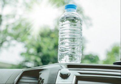 احذر قارورة الماء بسيارتك في الصيف