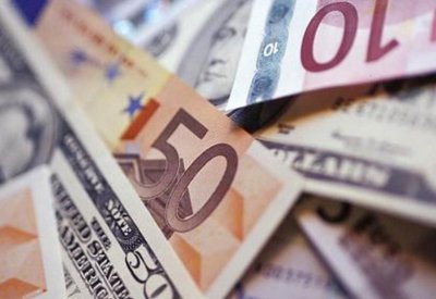 اليورو يهبط مع صعود الدولار بفعل توقعات أسعار الفائدة وانحسار التوترات التجارية