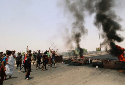 العراق.. متظاهرون يقتحمون مطار ومحافظة النجف