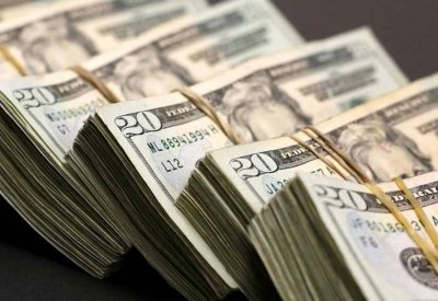 الدولار يهبط من أعلى مستوى في أسبوعين