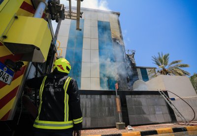 بالصور : الدفاع المدني يخمد حريقاً اندلع في مبنى تابع لإحدى الشركات بمنطقة "بو عشيرة"