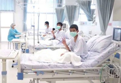 كشف موعد خروج "صبية الكهف" من المستشفى